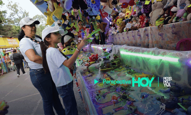 Atracciones tradicionales e iluminación en el sector de la Feria de Jocotenango en la zona 2 de la capital.