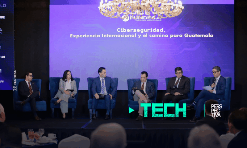 Panelistas durante el Foro de Ciberseguridad organizado por FUNDESA en la Ciudad de Guatemala.