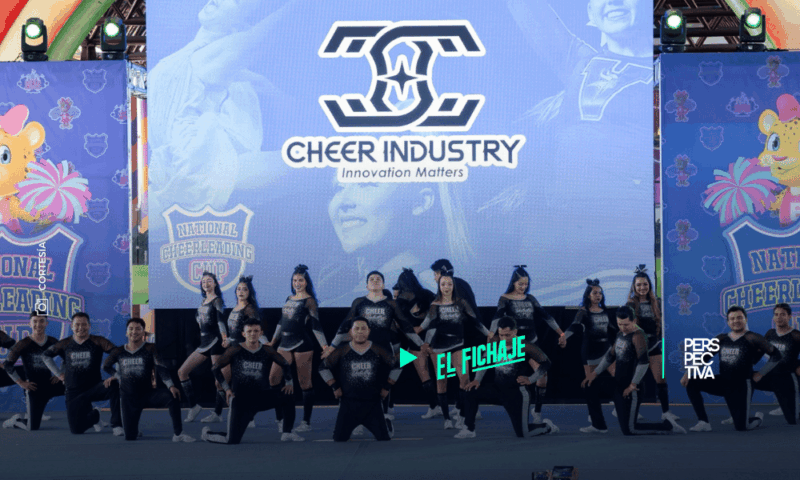 Atletas en acción durante la presentación de rutinas de cheerleading y danza deportiva