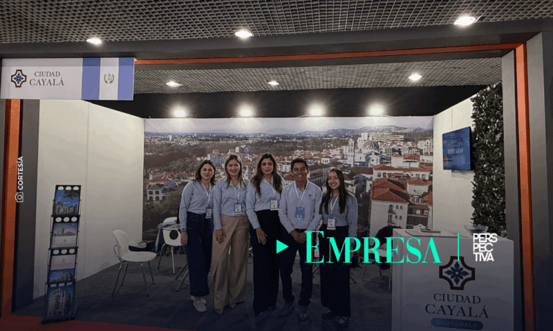 Representantes de Ciudad Cayalá durante su participación en el Gran Salón Inmobiliario 2026 en Bogotá, Colombia.