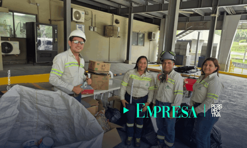 Colaboradores de Cementos Progreso Panamá participan en la recolección de media tonelada de residuos durante la jornada de reciclaje
