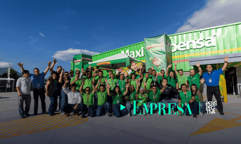 Corte de cinta inaugural en la nueva Maxi Despensa Jocotenango, Sacatepéquez, como parte de la expansión de Walmart en Guatemala.