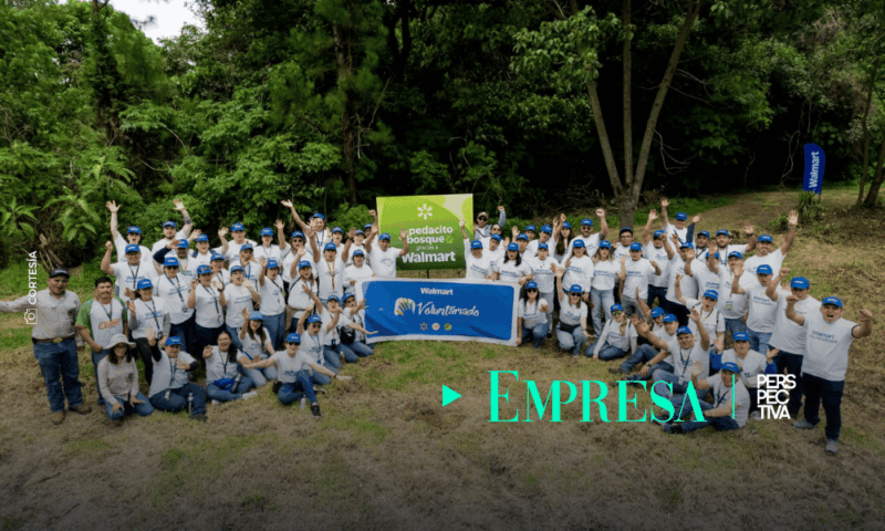 Asociados voluntarios de Walmart Guatemala participan en la jornada de reforestación en el Parque Ecológico Florencia junto al programa Sembrando Huella del INAB.