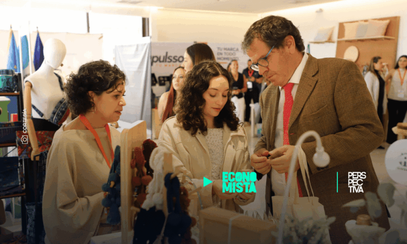 Exposición de productos hechos a mano y propuestas artesanales guatemaltecas en la feria REGALARTE 2026 organizada por AGEXPORT.