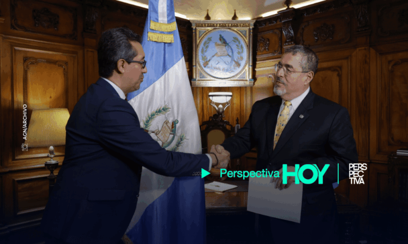 El presidente Bernardo Arévalo responde a las preguntas de los medios de comunicación tras anunciar la designación de Jonathan Menkos como titular del Banguat