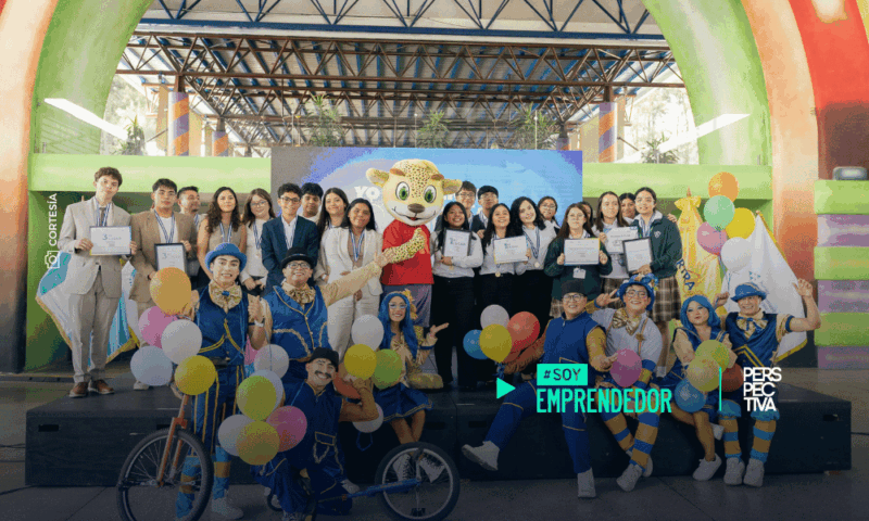 Integrantes de la empresa juvenil NOVARA, del IGA, celebran el primer lugar de la cuarta edición de Yo Emprendo x Guate organizado por CIG y Junior Achievement Guatemala.