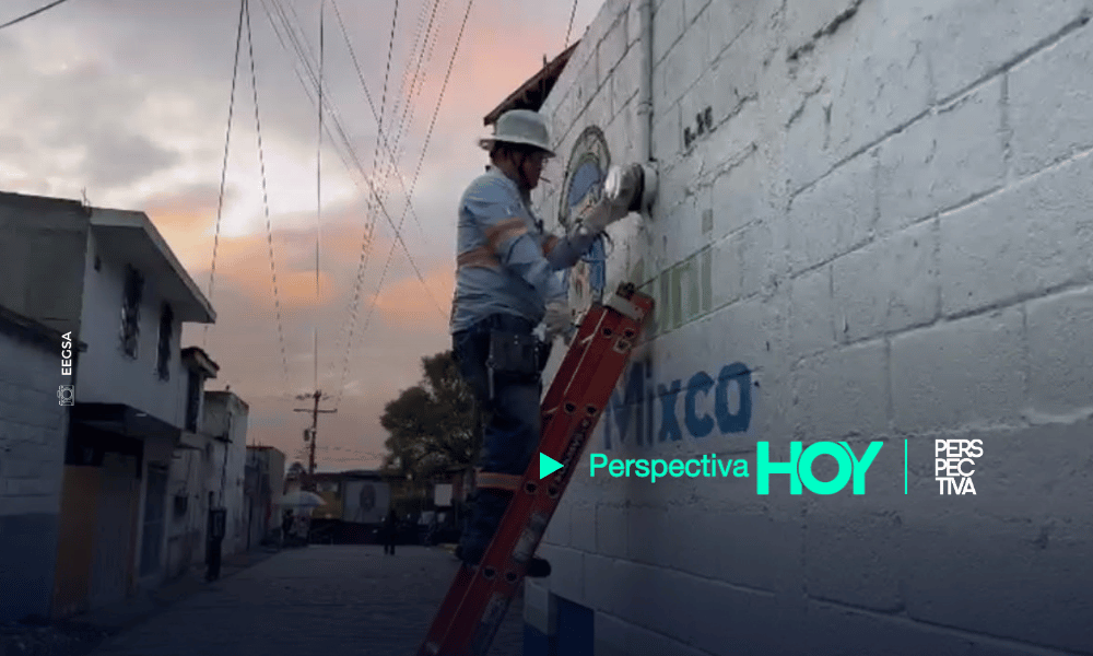 Técnicos de EEGSA durante el despliegue operativo para la suspensión selectiva del servicio eléctrico en instalaciones de la Municipalidad de Mixco.