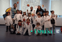 Henkel ampliará significativamente su iniciativa científica global «Mundo de Investigadores» Niños participando en experimentos científicos de la iniciativa global Mundo de Investigadores impulsada por Henkel para fomentar vocaciones STEM.