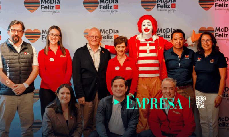 Representantes de McDonald’s Mesoamérica y de las cuatro fundaciones beneficiadas durante la entrega oficial de los fondos recaudados en el McDía Feliz 2026