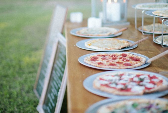 Ahora la tendencia es comer pizza en tu boda